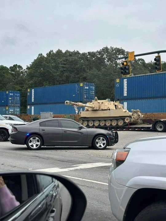 Raylara sıkıştı, sürücü son anda kurtuldu: Tren, tank taşıyan kamyona böyle çarptı