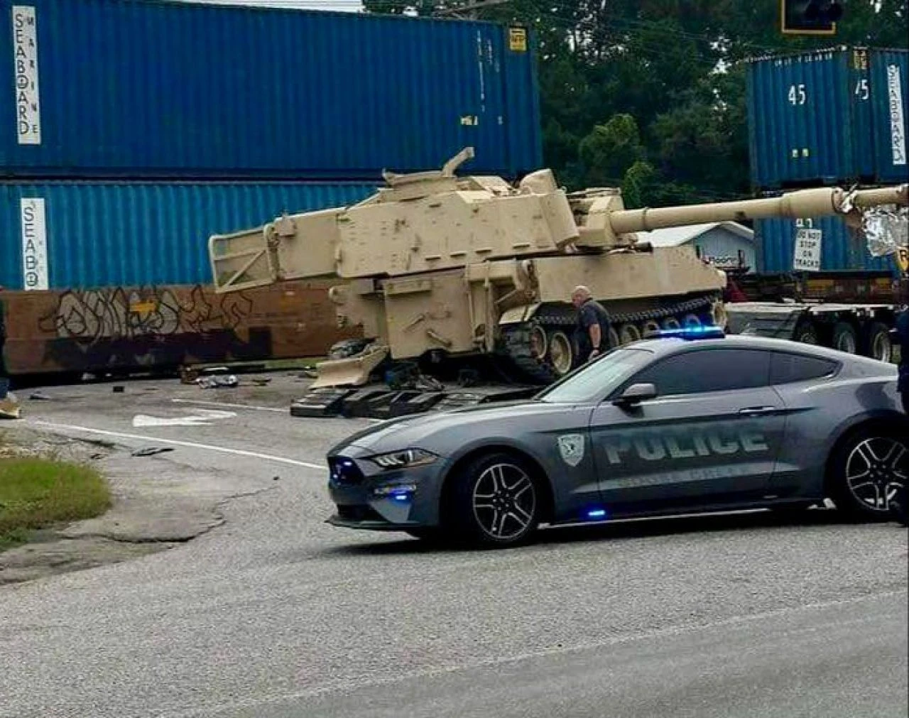 Raylara sıkıştı, sürücü son anda kurtuldu: Tren, tank taşıyan kamyona böyle çarptı