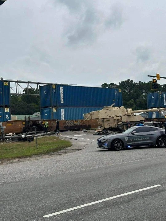 Raylara sıkıştı, sürücü son anda kurtuldu: Tren, tank taşıyan kamyona böyle çarptı