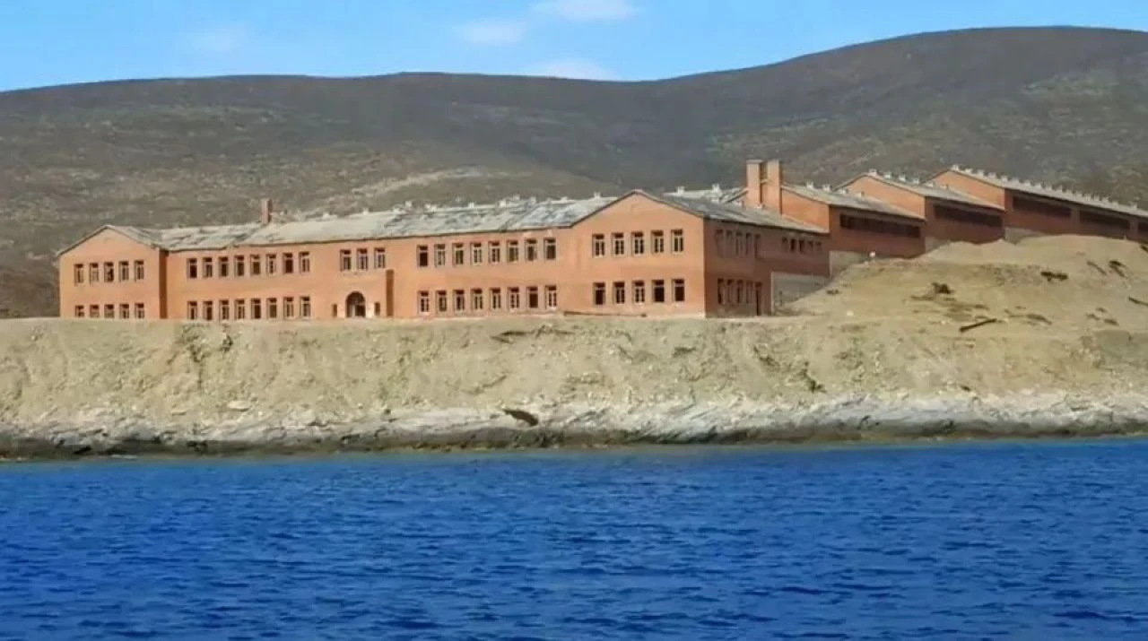 'Şeytan Adası' karanlık geçmişe sahip ürkütücü binayla kalakaldı! Ülke ikiye bölündü - 2. Resim
