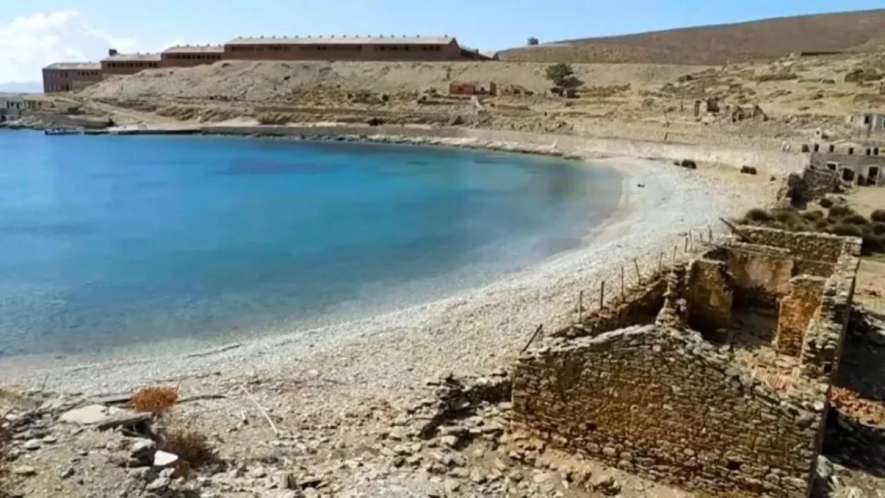 'Şeytan Adası' karanlık geçmişe sahip ürkütücü binayla kalakaldı! Ülke ikiye bölündü - 1. Resim