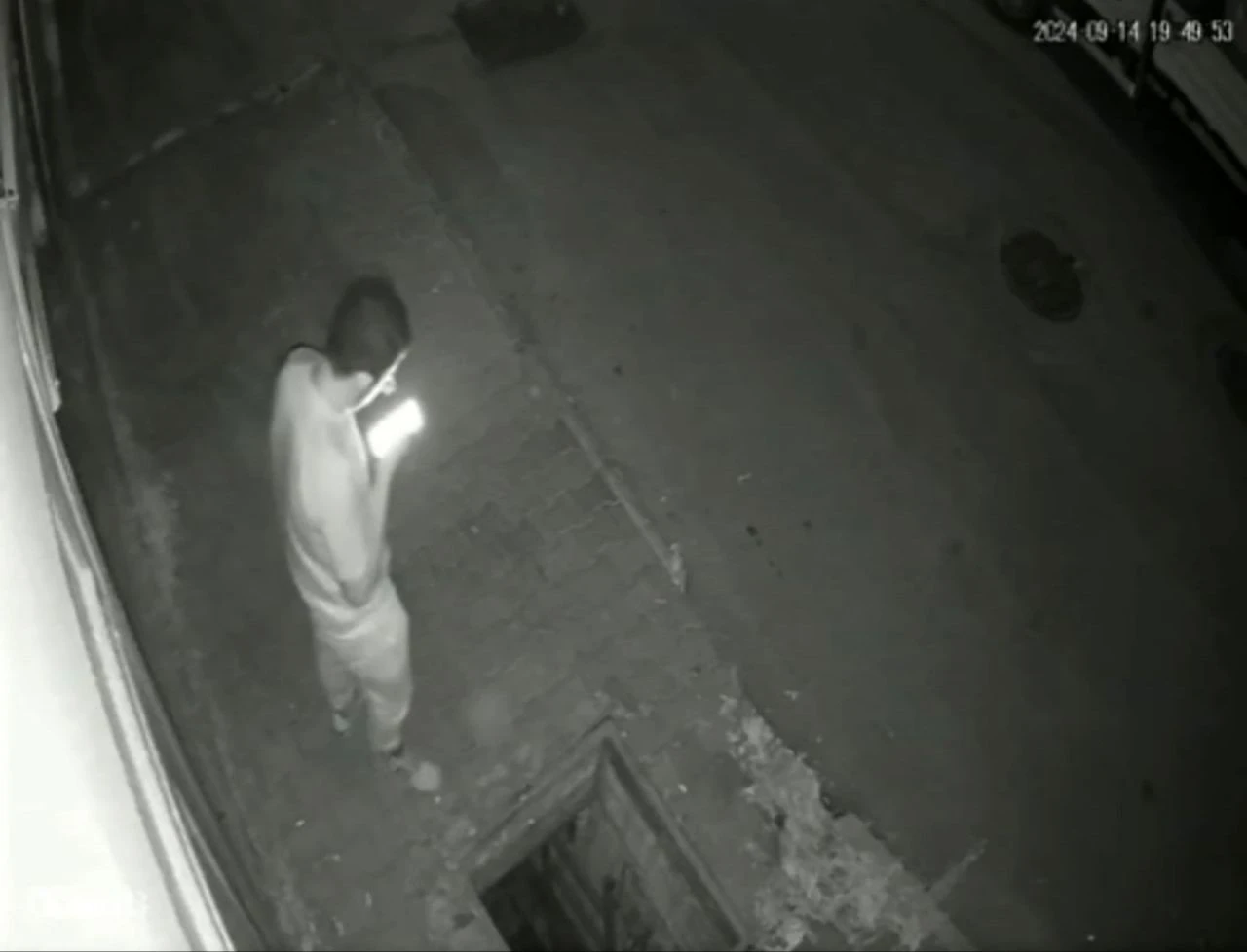 Telefona dalınca kendini çukurda buldu! Korku dolu anlar kamerada - 1. Resim