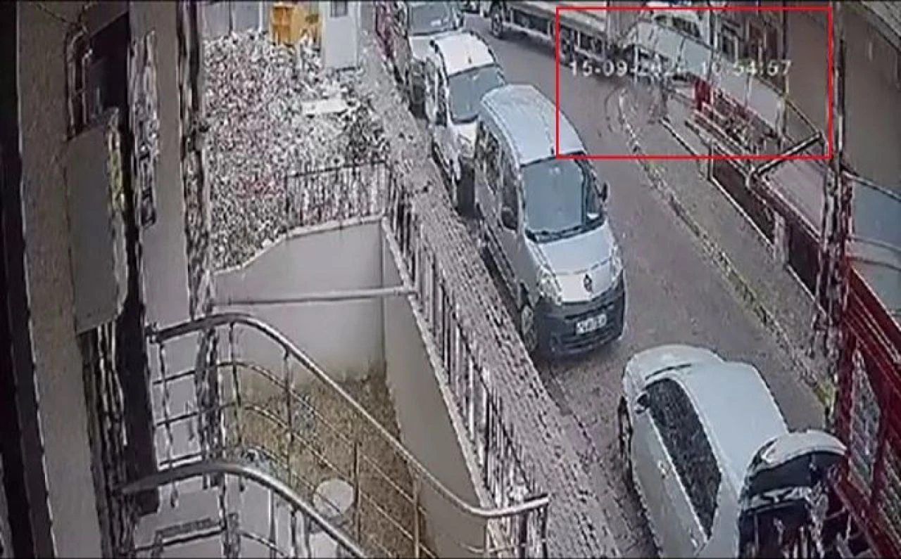 Yolda yürürken kafasına tabela düştü! Dehşete düşüren an kamerada - 1. Resim