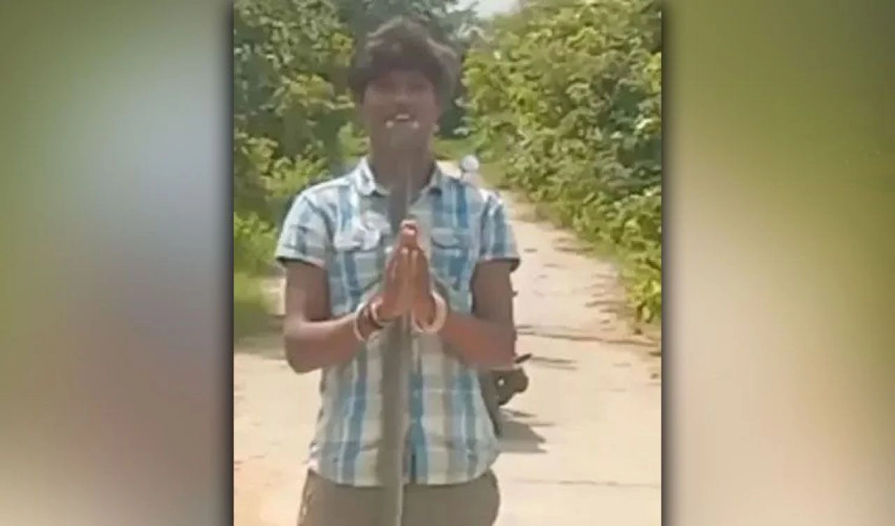 Ağzıyla kobra yılanı tuttu sosyal medyadaki son videosu oldu! İşte gencin o anları - 1. Resim