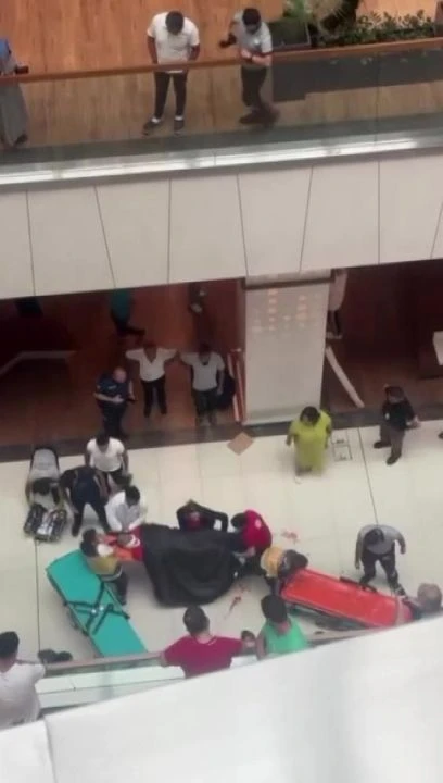 AVM'de dehşet anları! Yere çakıldı, kan revam içinde kaldı