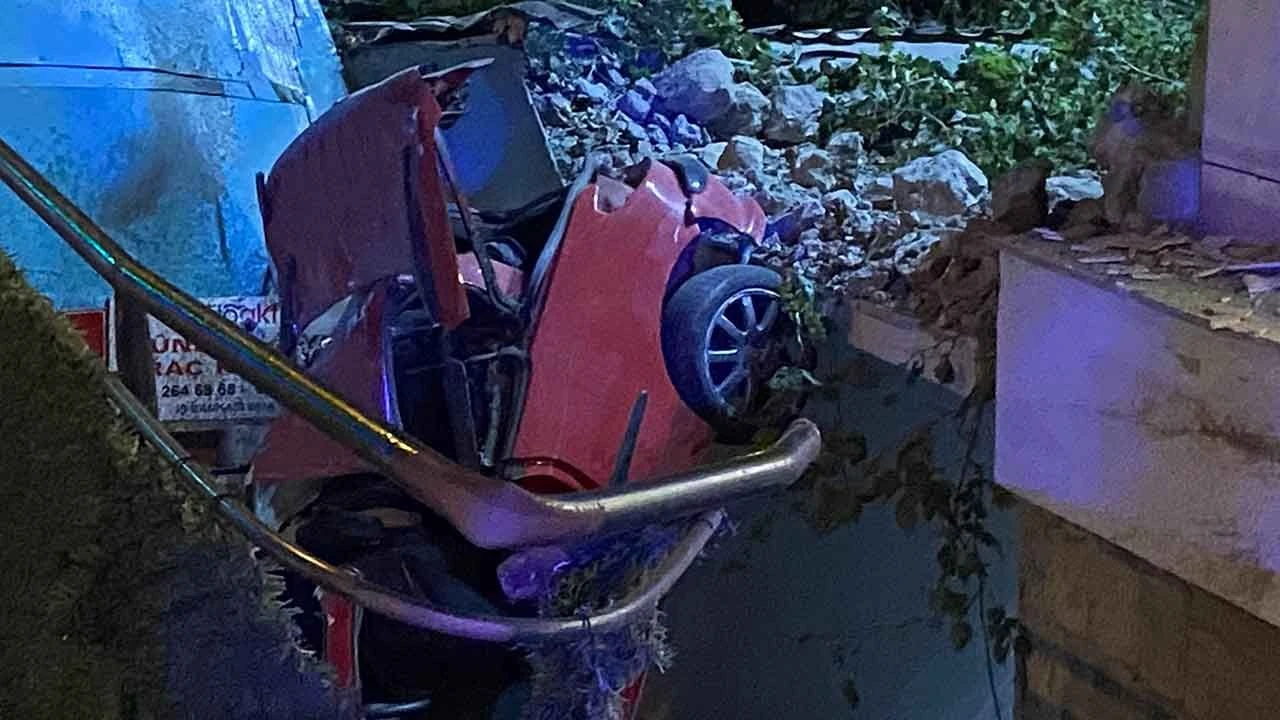 Beşiktaş’ta korkunç kaza! Kontrolden çıkan araç bankanın merdiven boşluğuna uçtu - 1. Resim