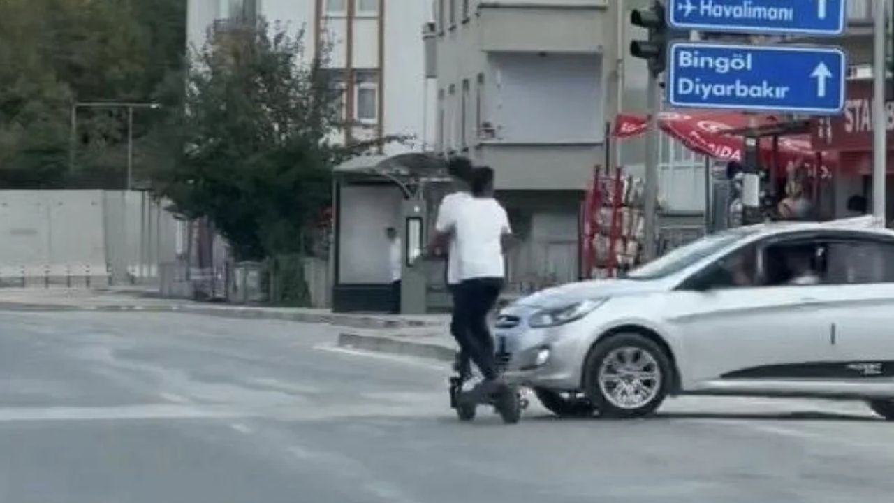 Elektrikli scooter can alıyordu! Kırmızı ışıkta durmadılar metrelerce havaya savruldular