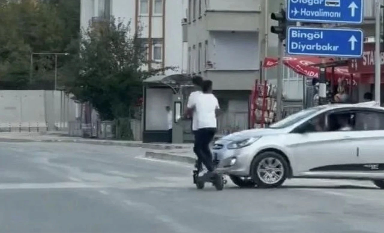 Elektrikli scooter can alıyordu! Kırmızı ışıkta durmadılar metrelerce havaya savruldular - 1. Resim