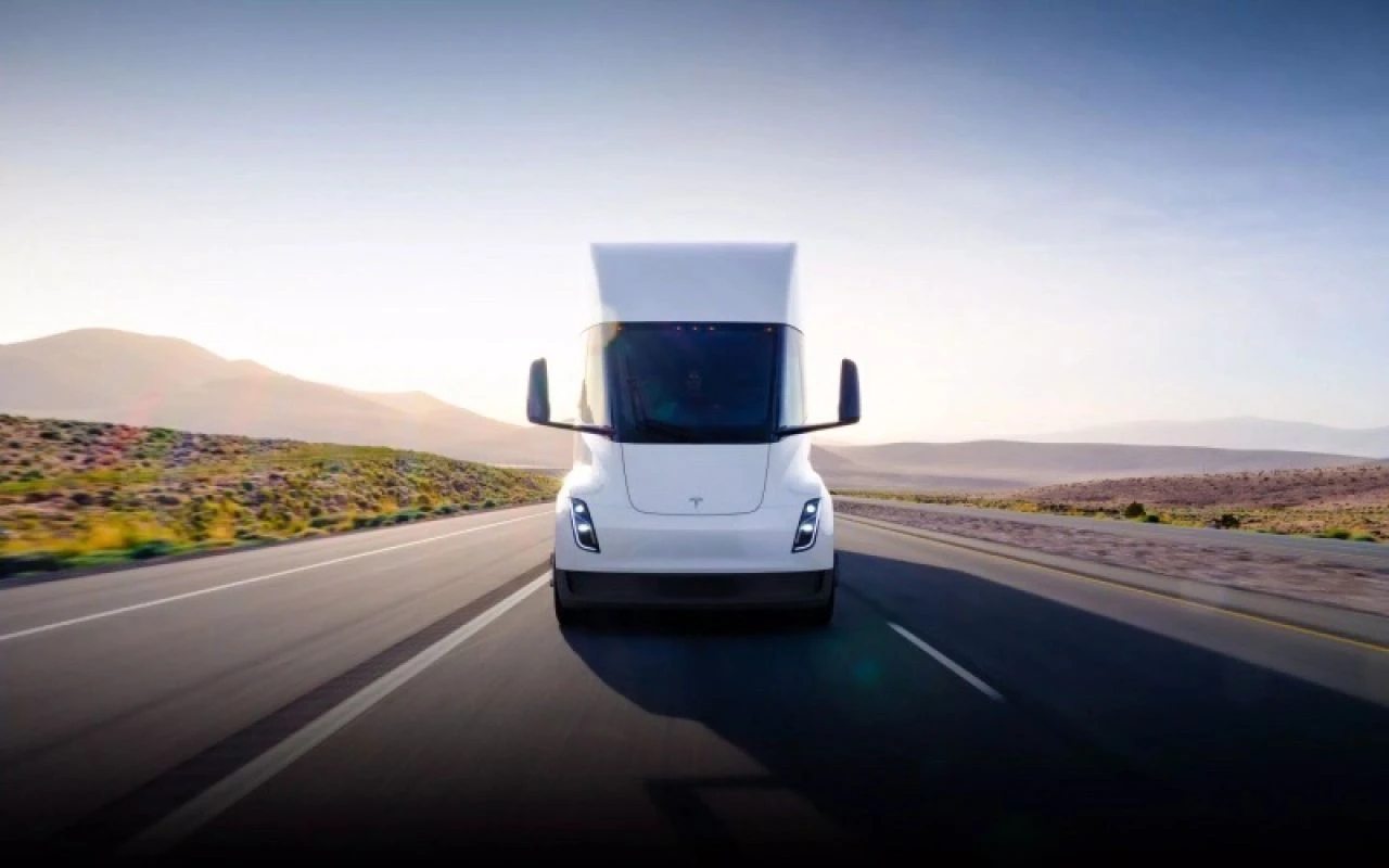 Elektrikli Tesla Semi, yanarak kül oldu: Söndürmek için harcanan su miktarı dudak uçuklattı! - 2. Resim