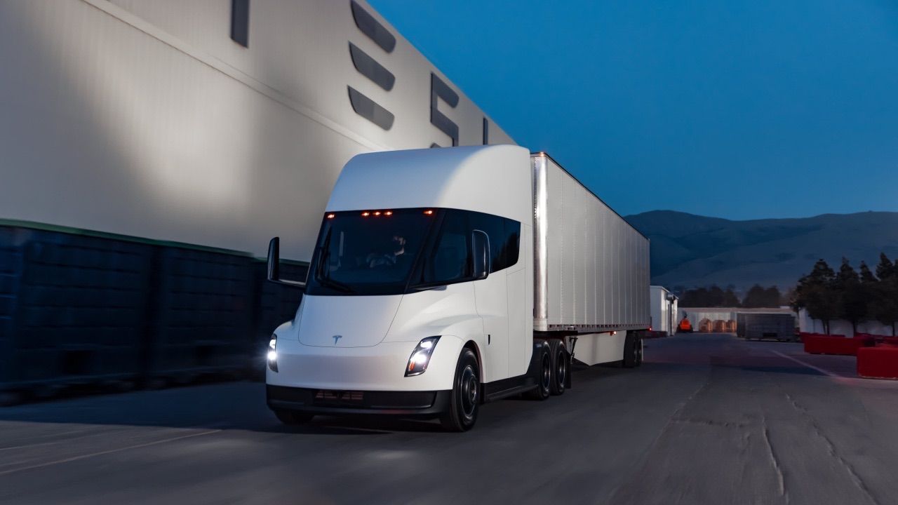 Elektrikli Tesla Semi, yanarak kül oldu: Söndürmek için harcanan su miktarı dudak uçuklattı!