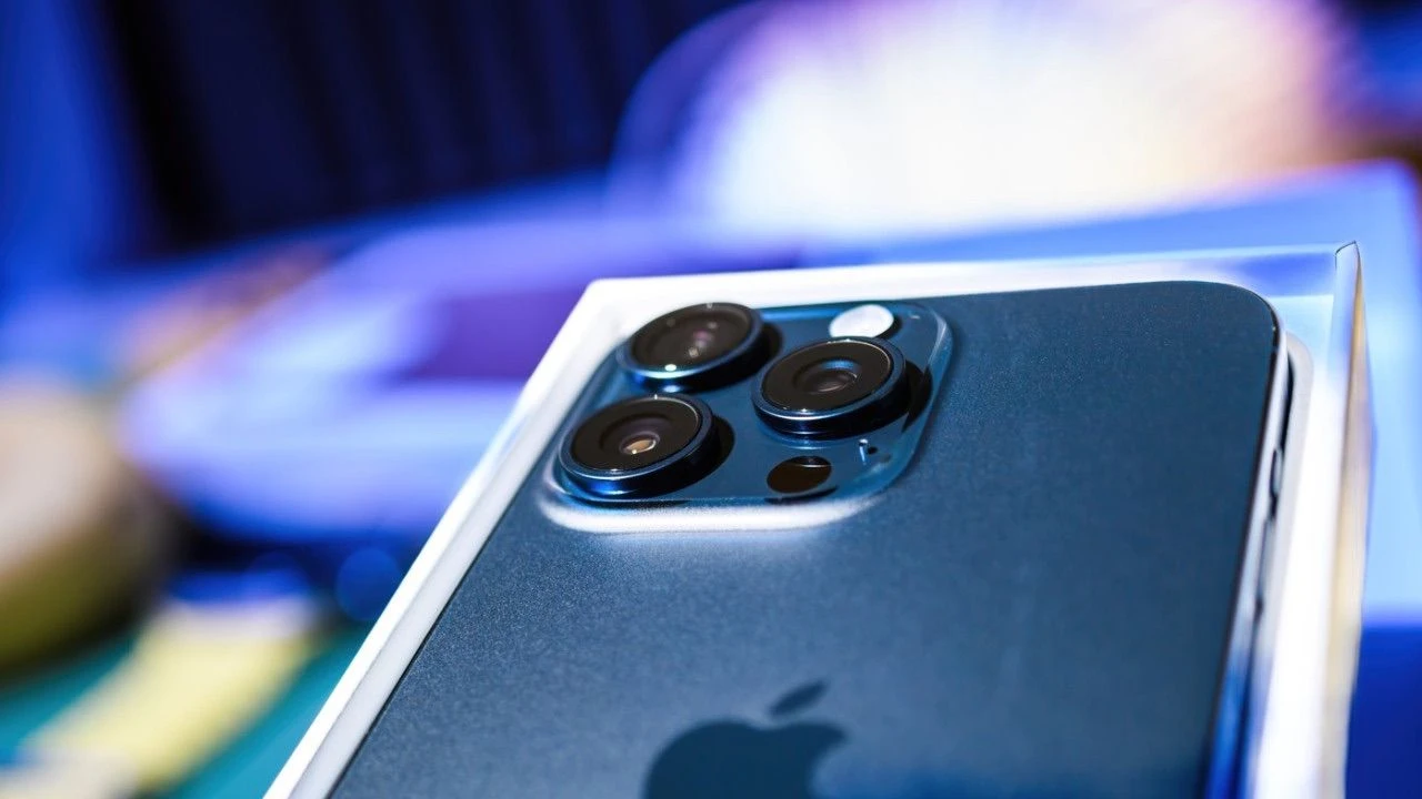 Galaxy S25 Ultra ile iPhone 16 Pro Max karşılaştırıldı: Çerçeve farkı gözlerden kaçmadı - 2. Resim