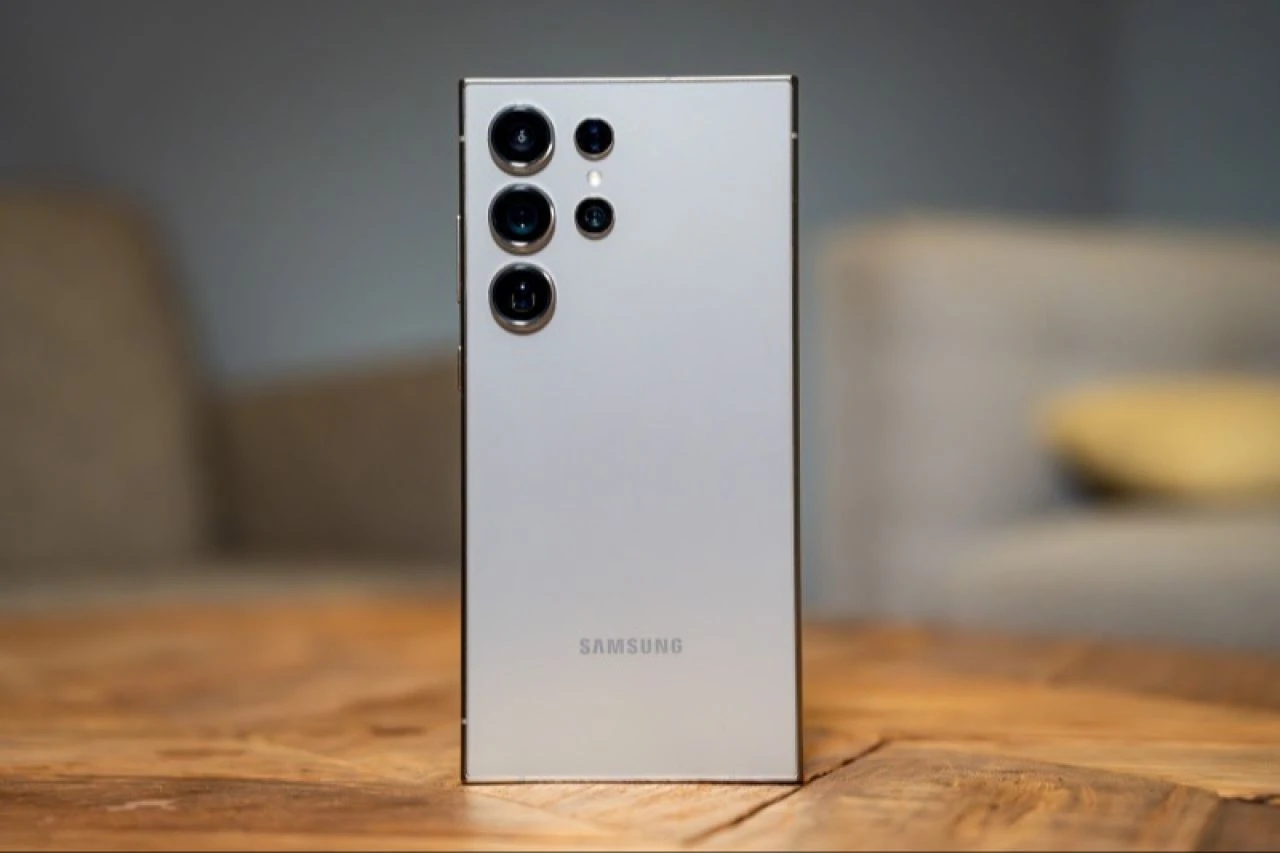 Galaxy S25 Ultra ile iPhone 16 Pro Max karşılaştırıldı: Çerçeve farkı gözlerden kaçmadı - 3. Resim