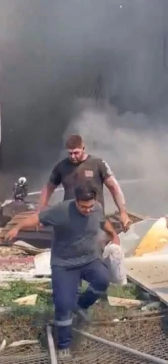 Sakarya'daki patlamada yaşanan dehşetin yeni görüntüleri kamerada! Canlarını zor kurtarmışlar - 2. Resim