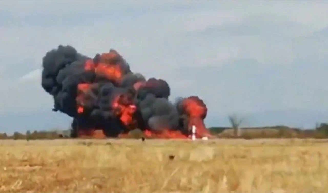 Uçakla takla hareketi faciayla sonuçlandı! Silahlı kuvvetler 'yas günü' ilan etti - 2. Resim