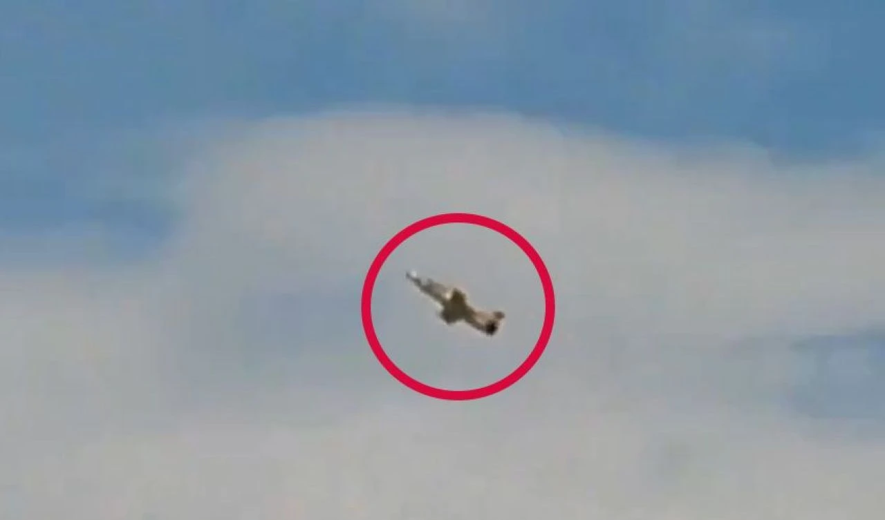 Uçakla takla hareketi faciayla sonuçlandı! Silahlı kuvvetler 'yas günü' ilan etti - 1. Resim