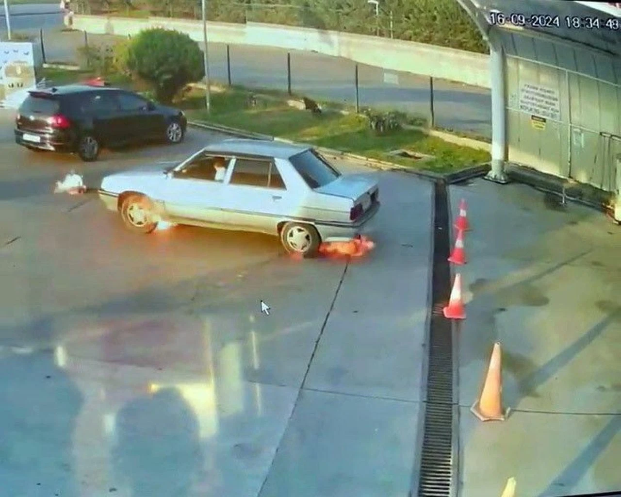 Akaryakıt istasyonunda faciaya ramak kala! LPG'li aracın patlama anı kamerada - 1. Resim