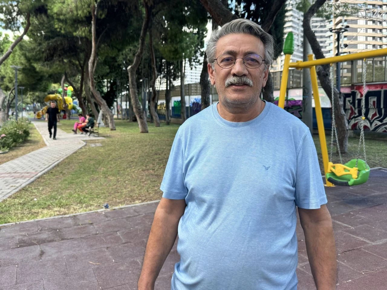 Beyaz sinekler her yeri sardı! İnsanların ağzına burnuna kaçıyor, kaşıntıya sebep oluyor