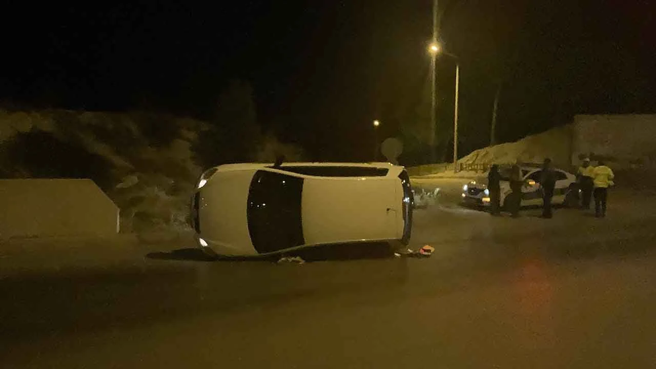 Bordür taşına çarpan otomobil devrildi, sürücü olay yerinden kaçtı