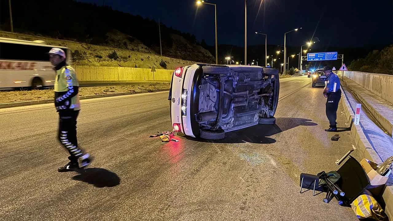 Bordür taşına çarpan otomobil devrildi, sürücü olay yerinden kaçtı