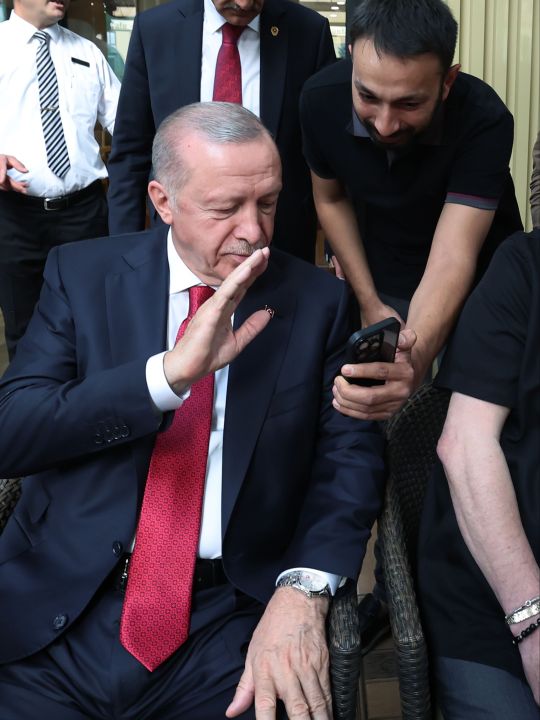 Cumhurbaşkanı Erdoğan pastanede vatandaşlarla sohbet etti - 2. Resim