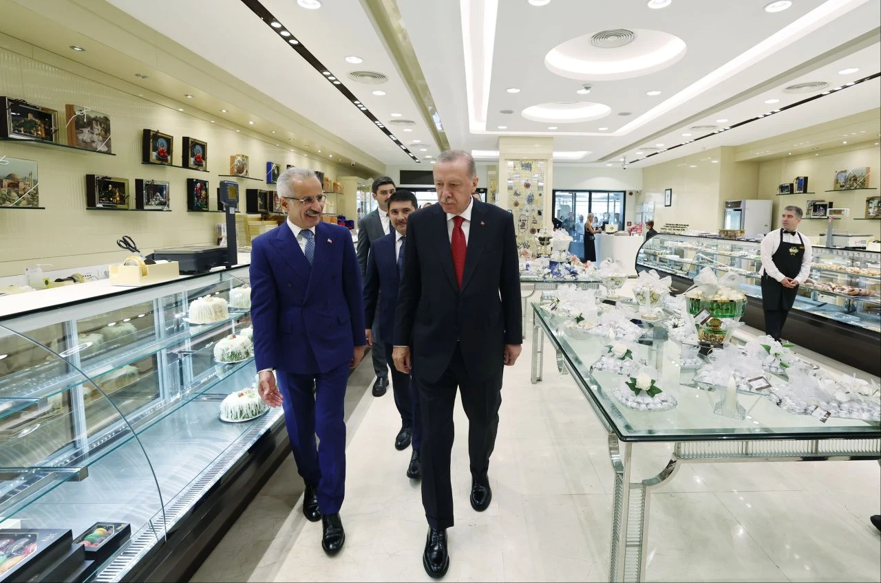 Cumhurbaşkanı Erdoğan pastanede vatandaşlarla sohbet etti