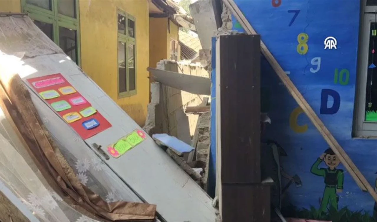 Deprem duvarları, tavanları yıktı geçti: Heyelan riski var! Endonezya'da çok sayıda yaralı - 2. Resim