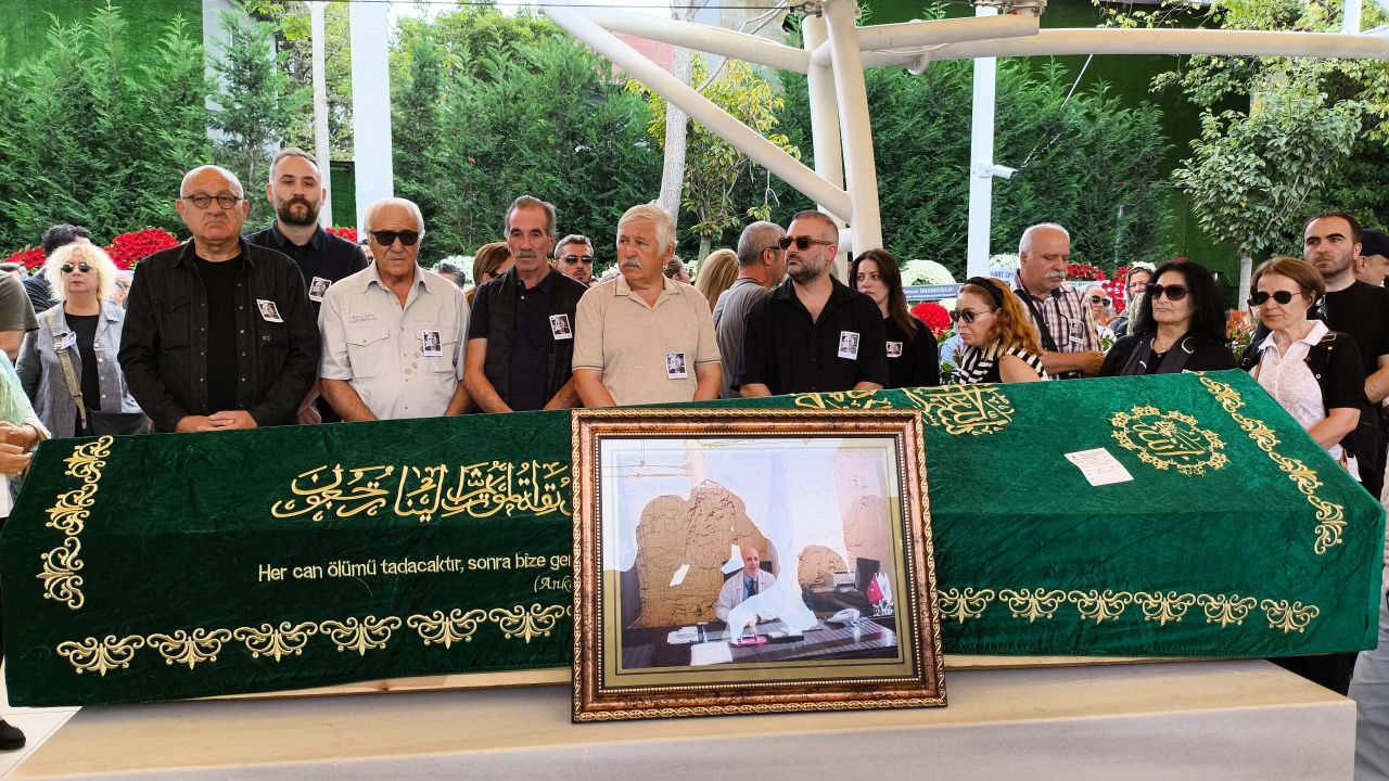 İrem Sak, Birce Akalay'ın omzunda ağladı! Babasına gözyaşları içinde veda etti - 4. Resim