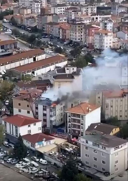 İstanbul'da korkutan yangın! Binanı çatı katı alevlere teslim oldu - 1. Resim