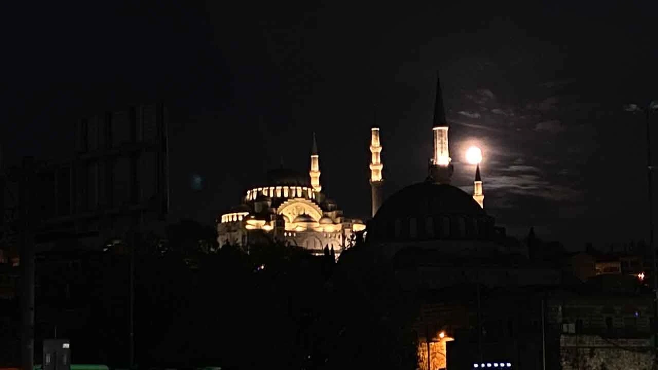 İstanbul'da Süper Kanlı Ay Tutulması! Yüzde 14 daha büyük görüldü