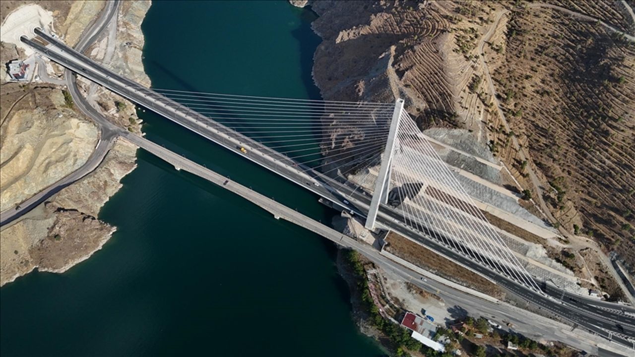 Kömürhan Köprüsü, Elazığ-Malatya sınırında yer alıyor