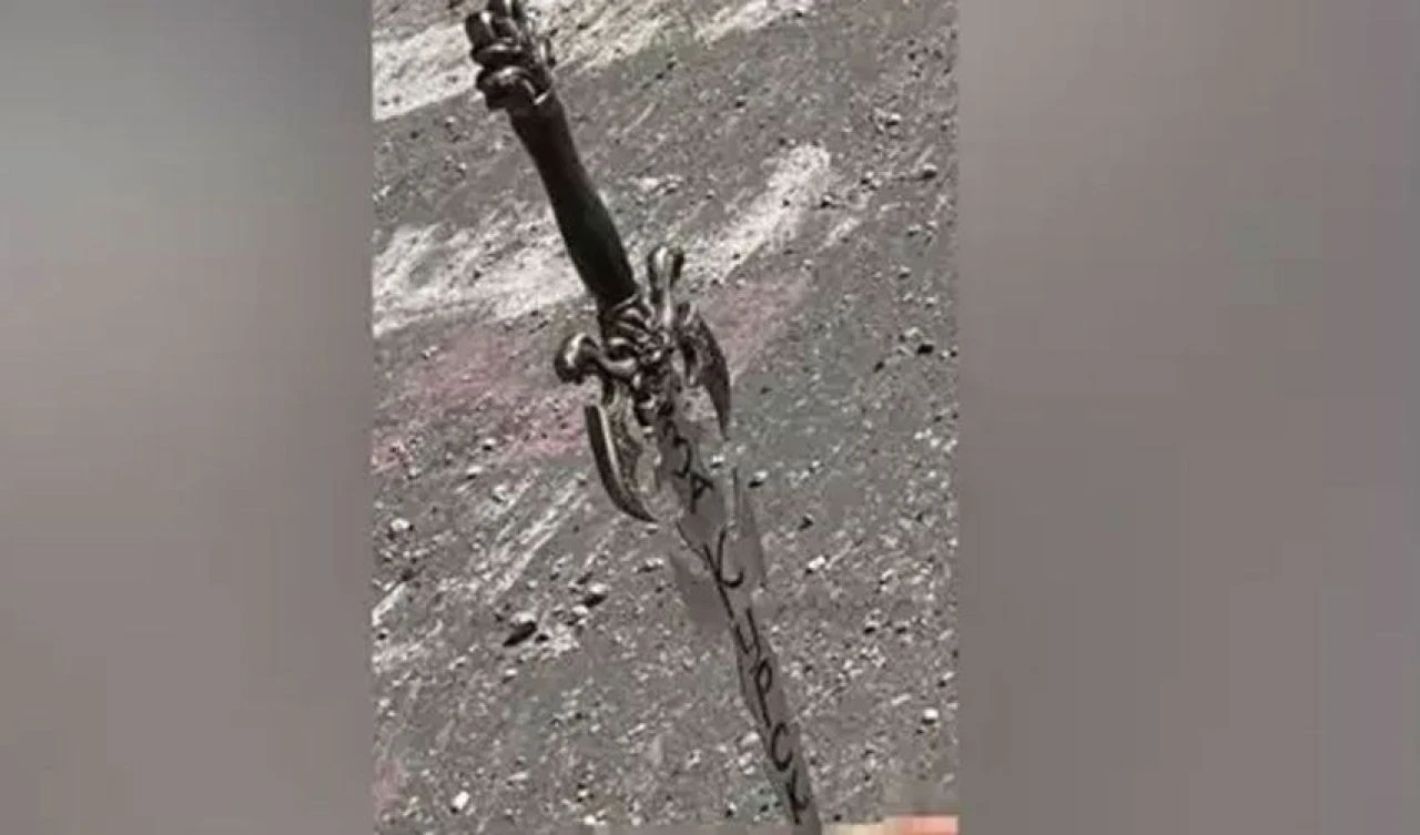 'Kursk için' yazan kılıçla infaz ettiler! Ülke kan donduran görüntüyle ayağa kalktı