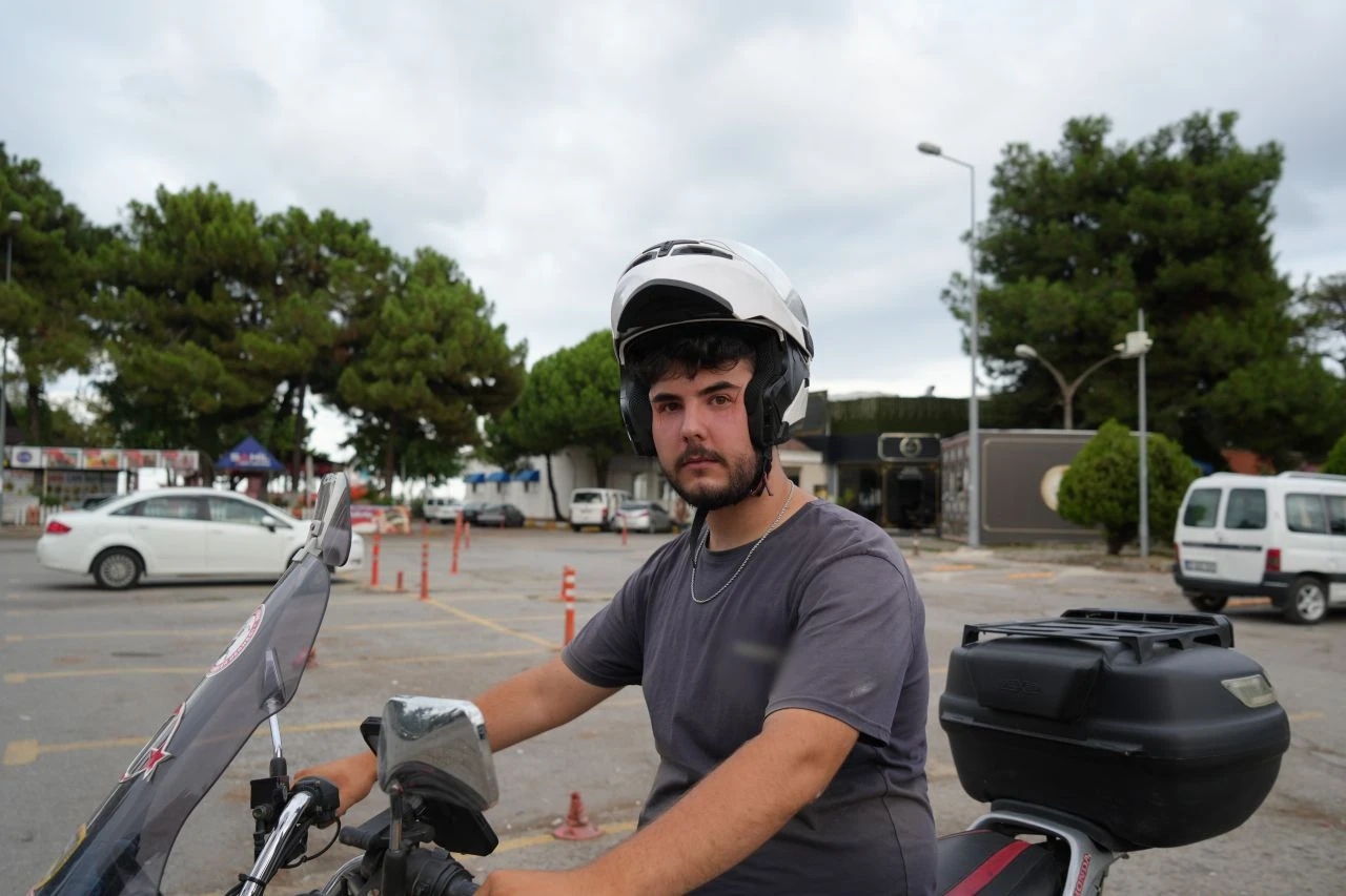 Motosikletli kuryeye "Niye duruyorsun önümde" dayağı!