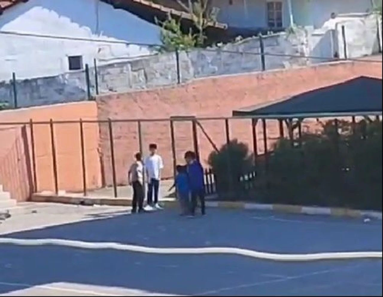 Okulda arkadaşlarının saçını yaktı, şikayet edilince bıçakla saldırdı! - 1. Resim