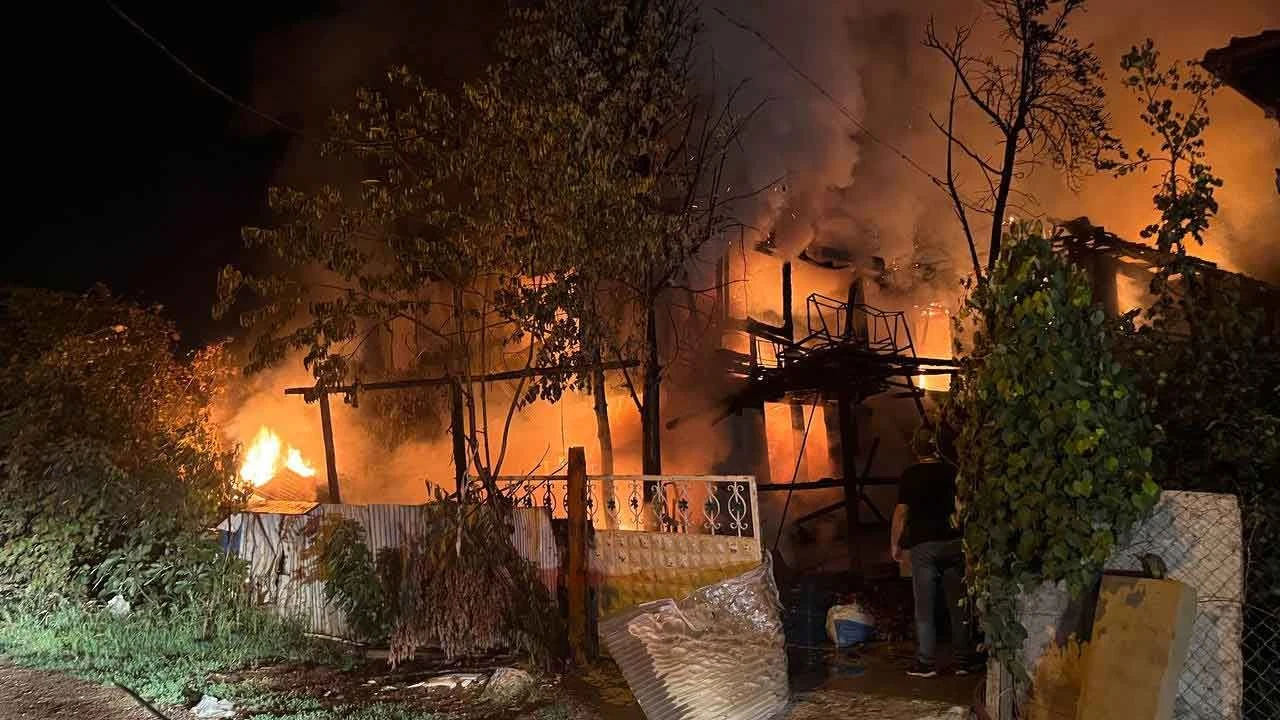 Sakarya'da yangın! İki katlı ahşap ev, depo ve ahır alev aldı - 2. Resim
