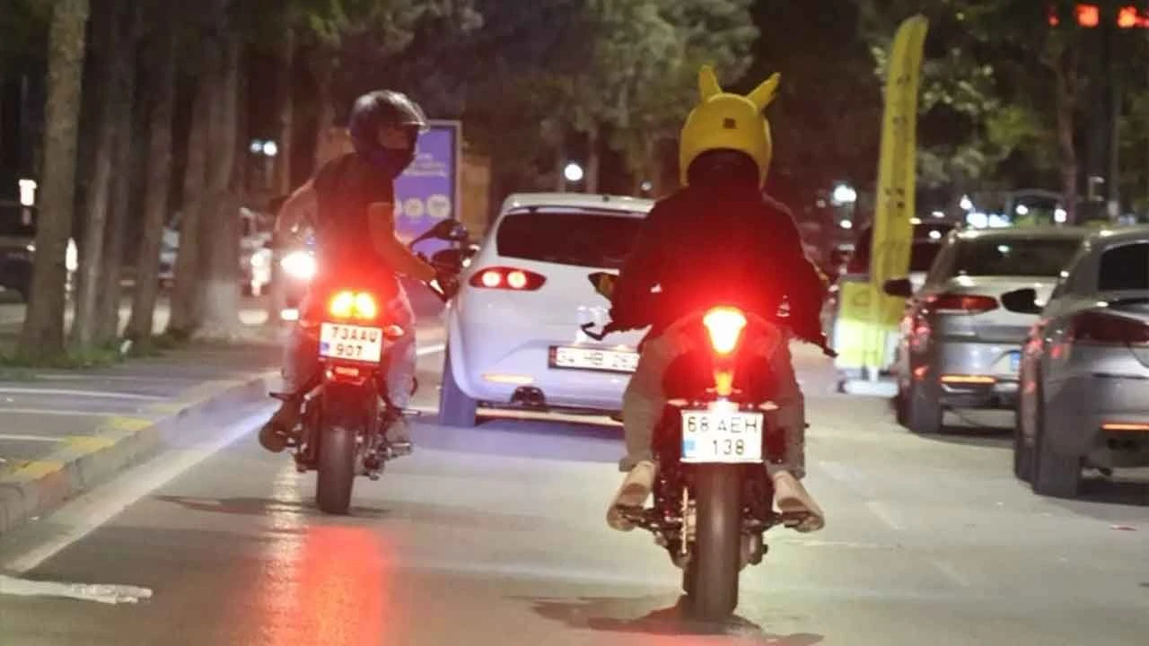 Trafikte tehlikeli hareketler! Motosikletli trafik magandaları kamerada - 1. Resim