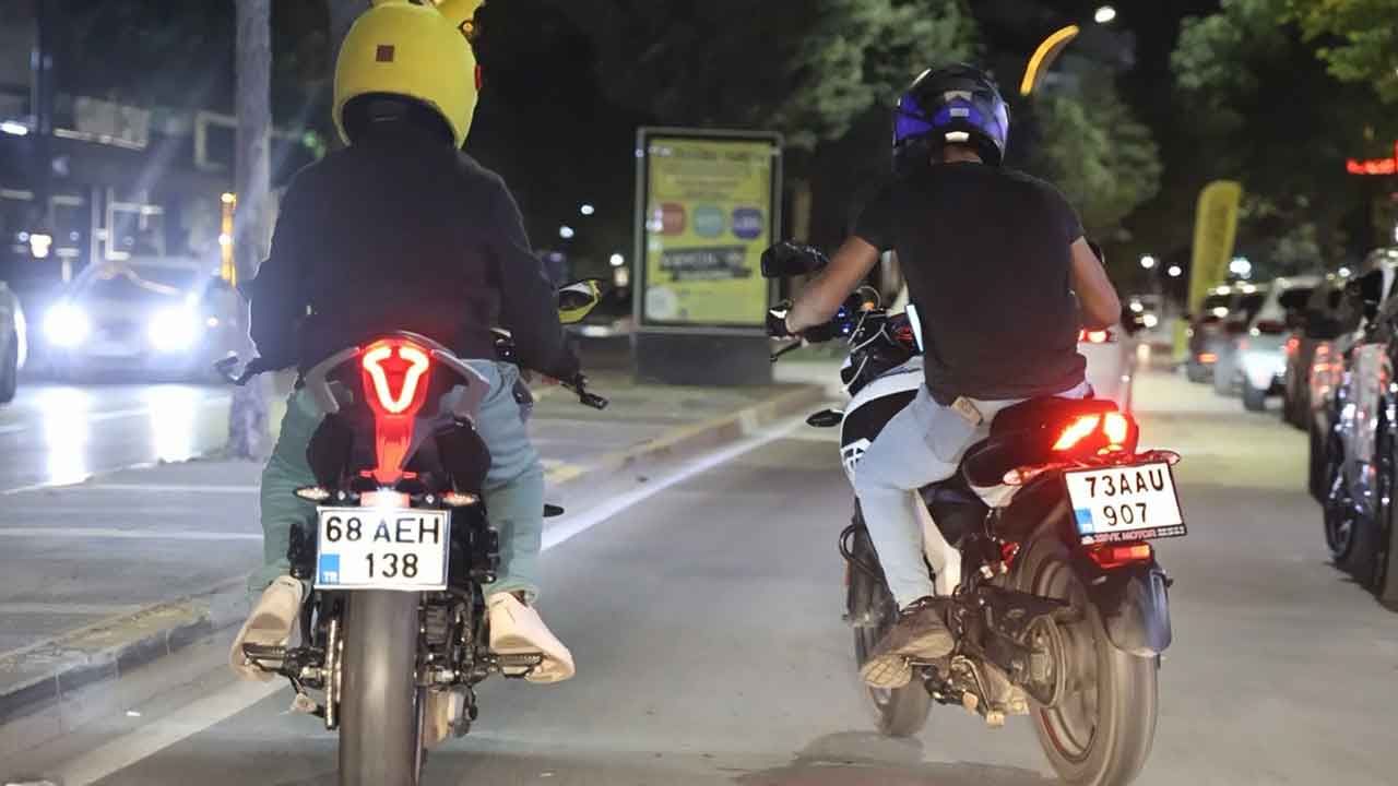 Trafikte tehlikeli hareketler! Motosikletli trafik magandaları kamerada