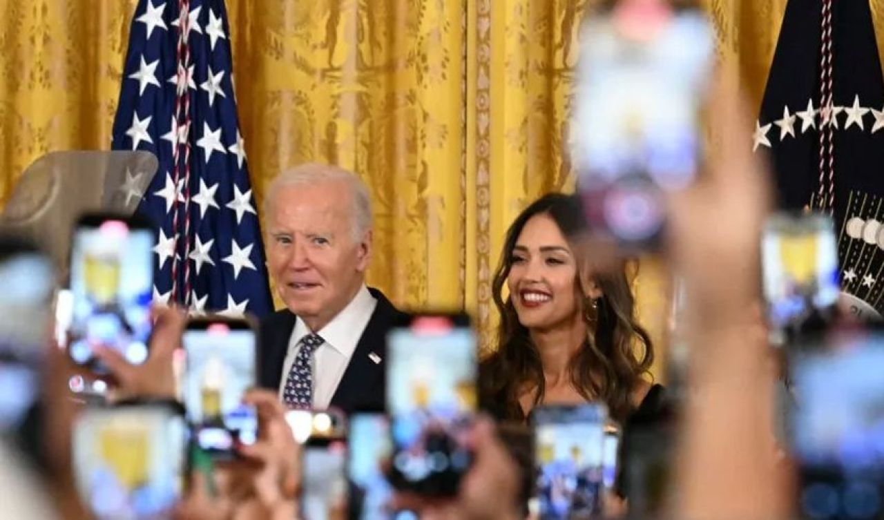 ABD Başkanı Joe Biden salondakileri kahkahaya boğdu: Bana iş bul - 1. Resim