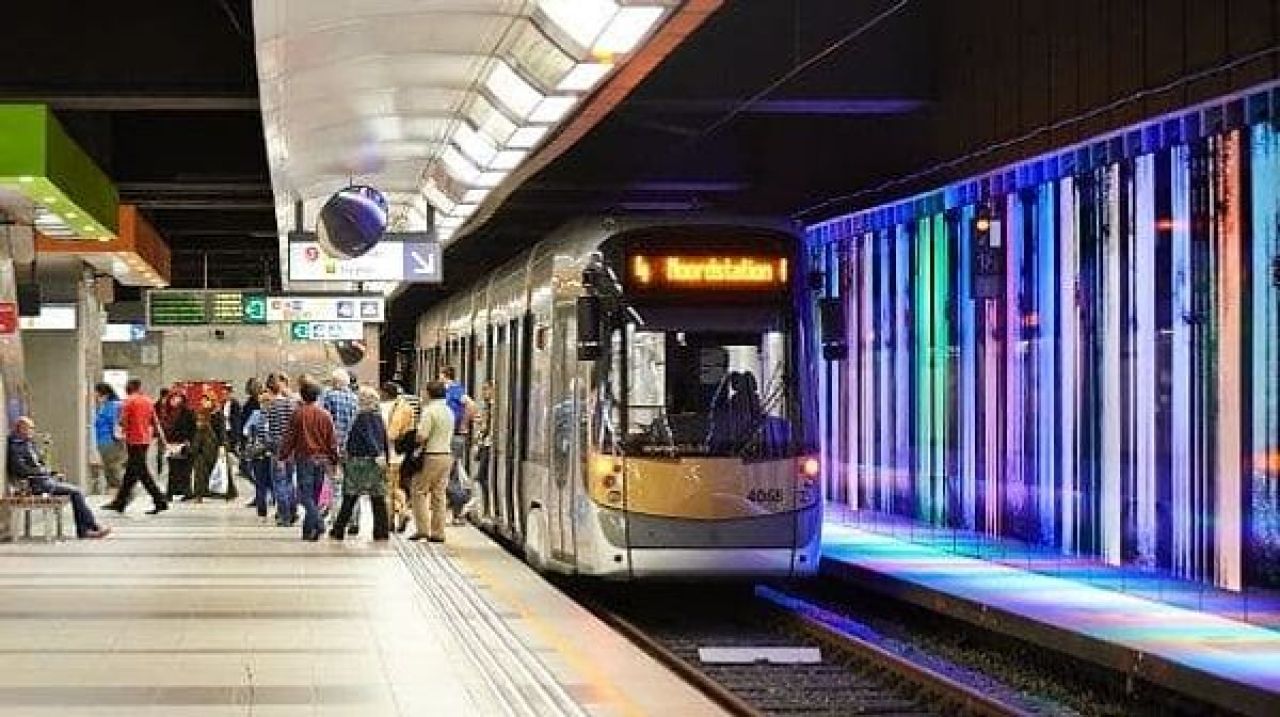 Brüksel'de metroda doğan bebeğe ömür boyu ücretsiz seyahat hakkı verildi - 1. Resim