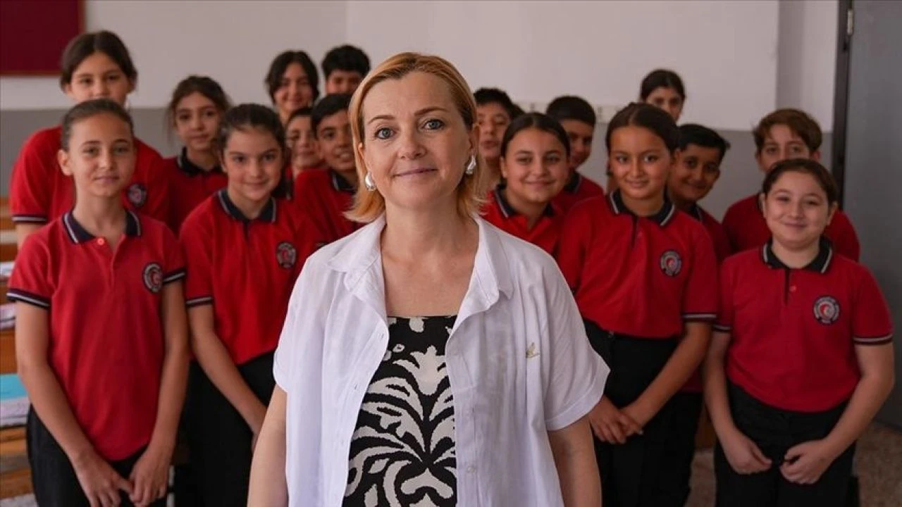 Depremde enkazdan 25 saat sonra çıkarılan Aslı Serçemeli Öcal Türkçe öğretmeni görevine geri döndü - 1. Resim