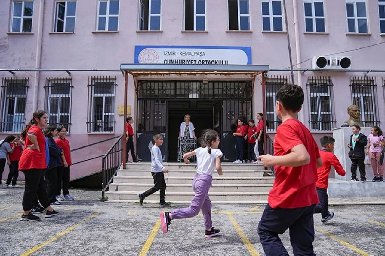 Depremde enkazdan 25 saat sonra çıkarılan Aslı Serçemeli Öcal Türkçe öğretmeni görevine geri döndü - 2. Resim