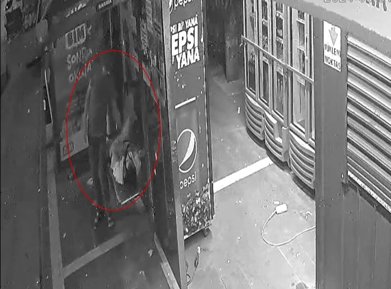 Durakta uyuyakalan gencin 6 bin lirasını ve kolyesini çaldı! İfadesi 'pes' dedirtti!