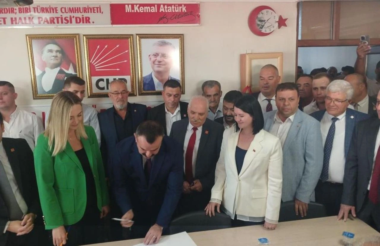 İYİ Parti'den istifa eden Belediye Başkanı Ediz Martin CHP'ye katıldı