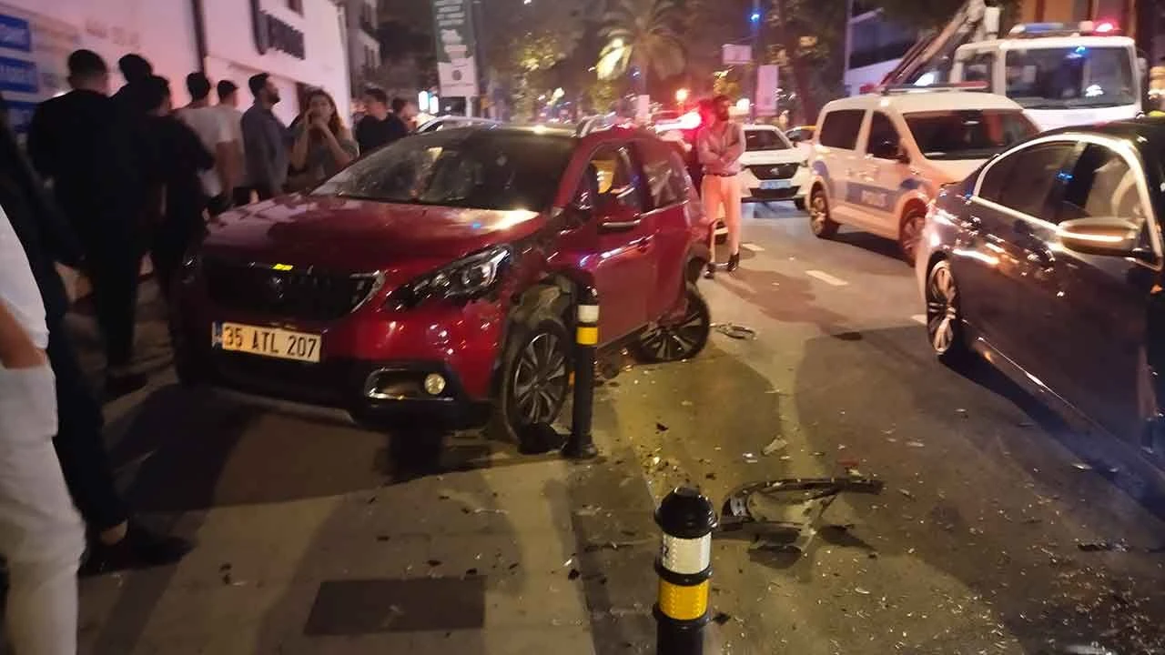 Kadıköy'de kontrolden çıkan otomobil park halindeki 2 araca çarptı - 1. Resim