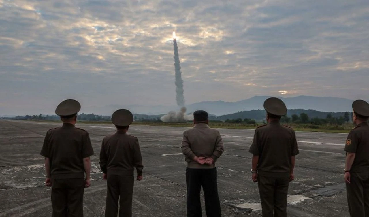 Kuzey Kore'den gövde gösterisi! 4.5 tonluk 'Hwasongpho-11' test edildi