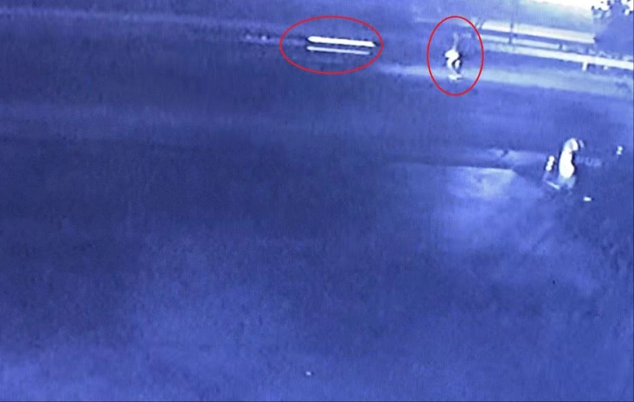 Önce motosiklet ardından otomobil çarptı! Talihsiz adam feci şekilde can verdi