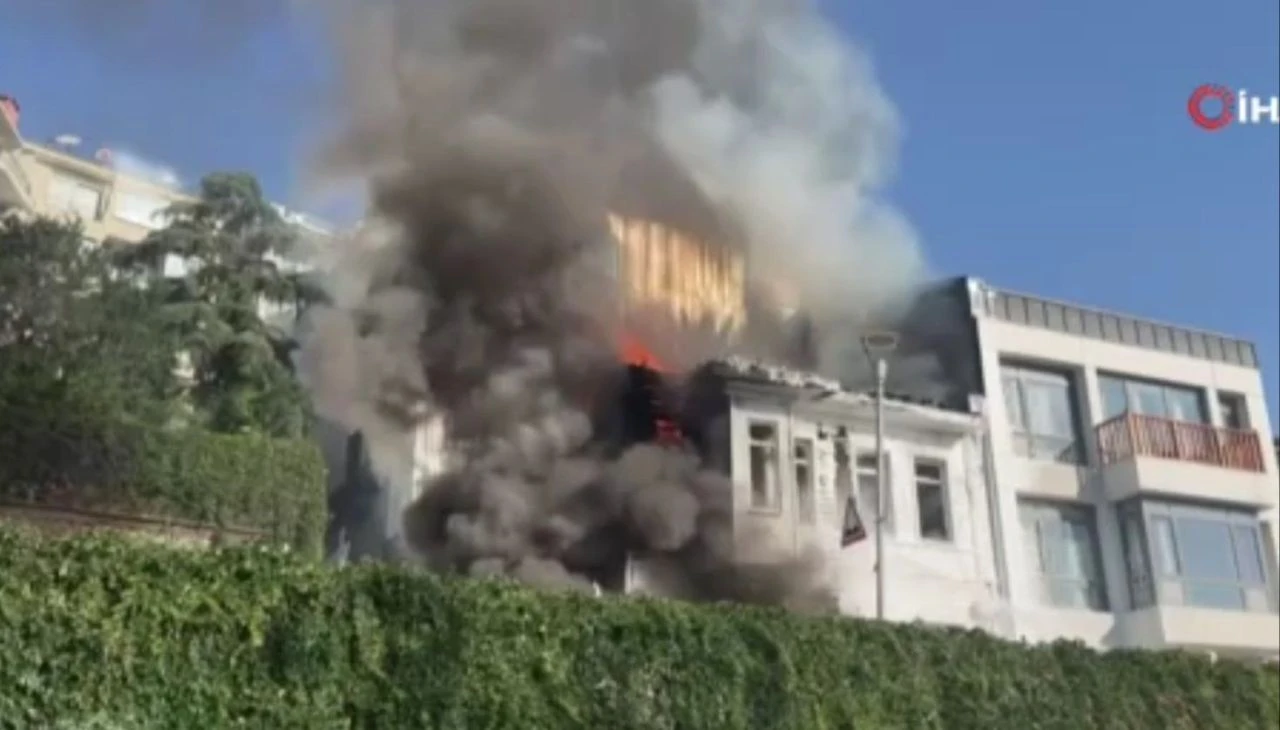 Son dakika | Beyoğlu'nda alevlere teslim olan bina çöktü: O anlar kamerada - 1. Resim