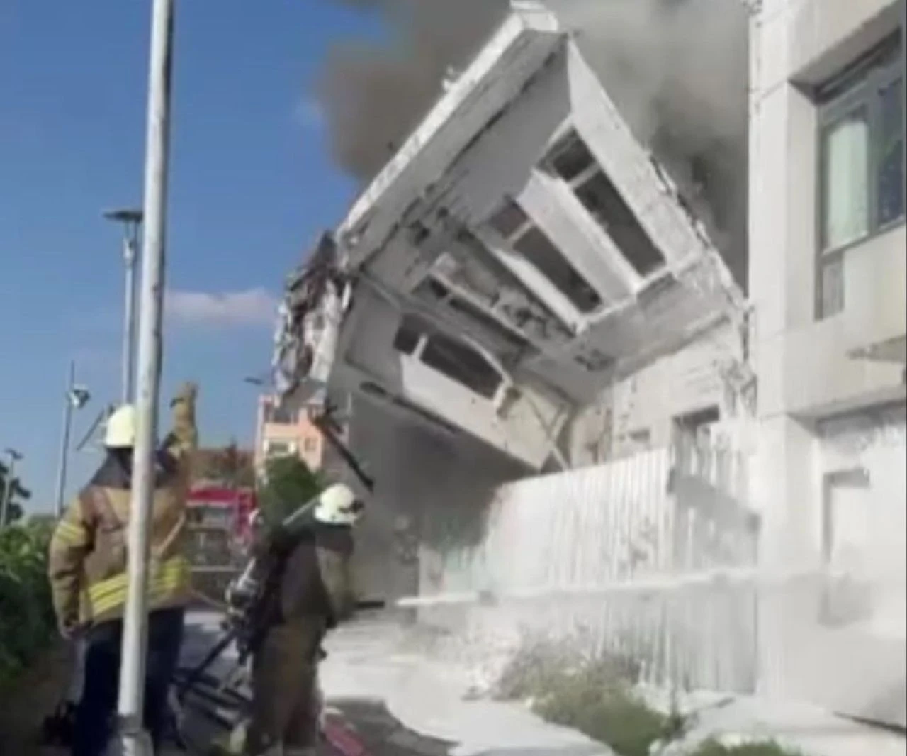 Son dakika | Beyoğlu'nda alevlere teslim olan bina çöktü: O anlar kamerada - 2. Resim