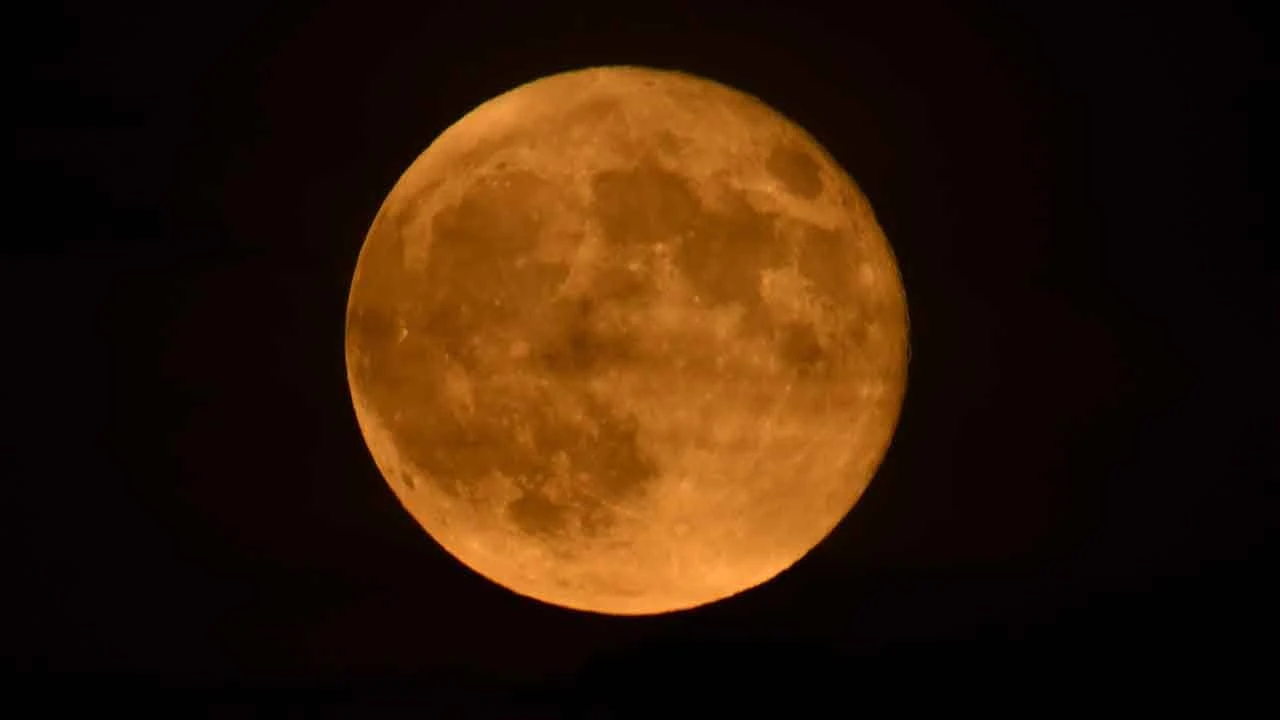 Süper Ay Van Gölü üzerinde görsel şölen oluşturdu - 2. Resim