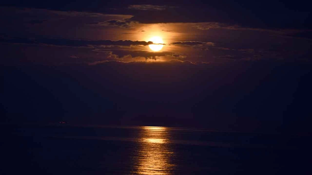 Süper Ay Van Gölü üzerinde görsel şölen oluşturdu - 1. Resim