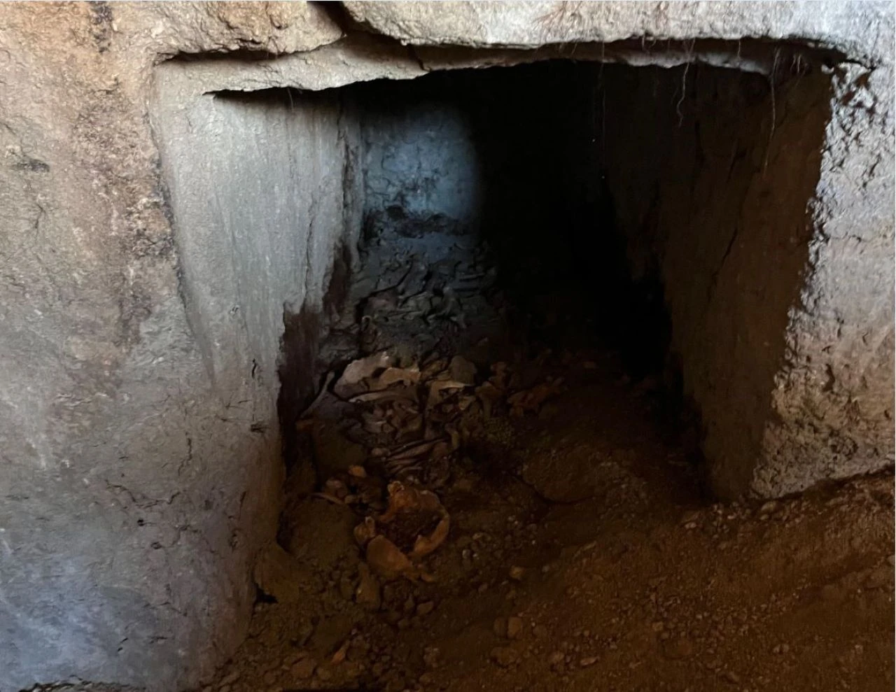 Temel kazısında çıkanlar dehşete düşürdü! İnsan kemikleriyle dolu oda bulundu